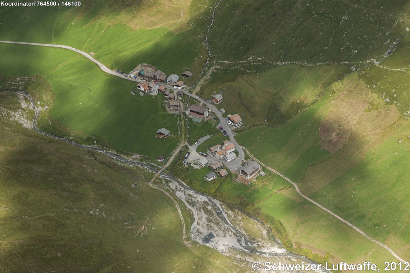 Ober - Juf und Under - Juf mit Jufer Rhein. - Das Avers - Tal wurde im Laufe des 15. Jhd. durch die Walser besiedelt. Da im Kanton Wallis infolge Bevölkerungsdrucks Nahrungsknappheit herrschte, empfahl der Bischof den Menschen des Oberwallis das Auswandern über die Gebirgshöhen in andere, noch unbesiedelte Täler im Bündnerland, im Piemont und Aostatal, im Tessin (Indemini), in Liechtenstein (Triesenberg), im Vorarlberg, Tirol, Berner Oberland, in Savoyen und Bayern. Heute gibt es rund 150 Walsersiedlungen.